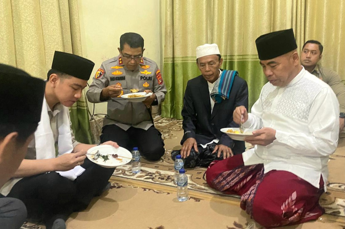 HANGAT: Wapres RI Gibran Rakabuming Raka (kiri) bersama Kapolda NTB Irjen Hadi Gunawan dan Wakil Ketua PWNU NTB Lalu Winengan (kanan) makan bersama di kediaman TGH Lalu Muhammad Turmudzi Badarudin.