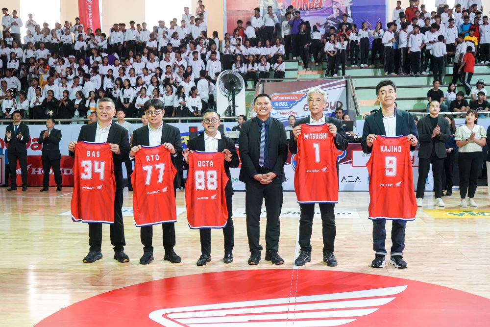 Founder dan CEO DBL Indonesia Azrul Ananda bersama rombongan AHM usai membuka Honda DBL with Kopi Good Day 2025-2026 di Bali.