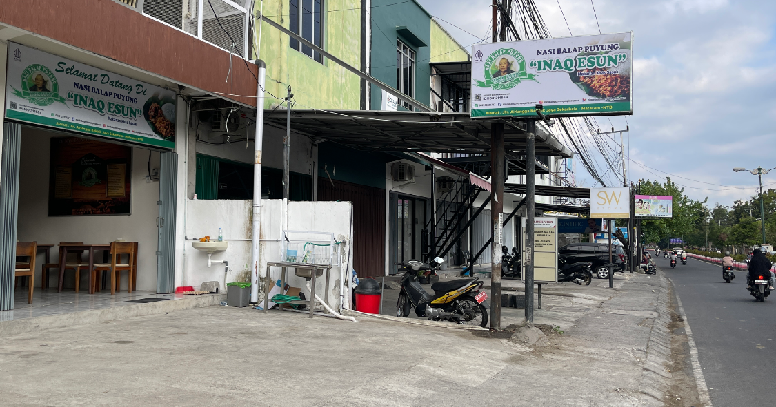 Tampak depan gerai Nasi Balap Inaq Esun di cabangnya, di jalan Airlangga, Kekalik, Kota Mataram, Jumat (8/8).