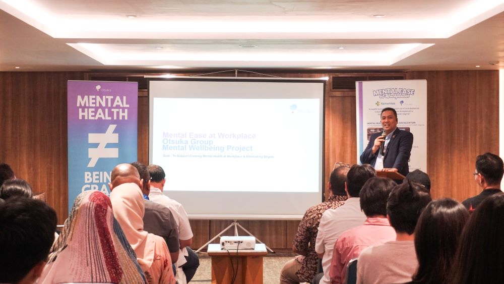 Direktur Human Capital and Corporate Communication Otsuka Group Indonesia, Sudarmadi Widodo saat presentasi kepada peserta.