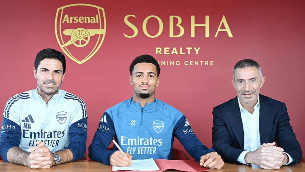 Pemain muda Arsenal Ethan Nwaneri saat menandatangani kontrak dengan Arsenal.