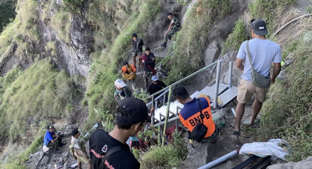 Petugas gabungan perbaiki jalur pendakian Rinjani dengan membuat tangga besi dari Pelawangan Sembalun menuju Danau Segara Anak.