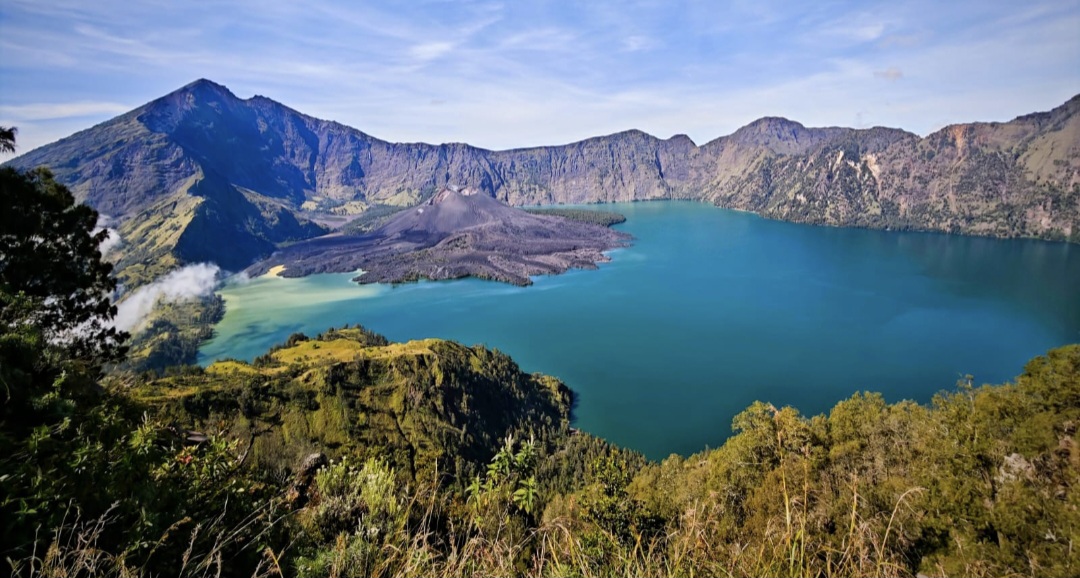 MAGNET PENDAKI: Para pendaki diminta menghargai kearifan lokal masyarakat Sasak atas kesakralan Gunung Rinjani.
