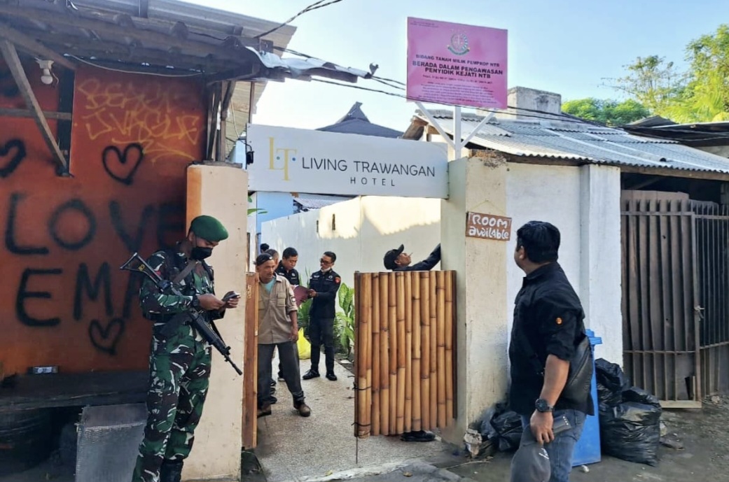 Tim Kejati NTB didampingi TNI memasang plang tanda pengamanan atas lahan milik Pemprov NTB di Gili Trawangan, Selasa (5/8) lalu. DPRD dorong pemprov bisa mengelola aset daerah ini.