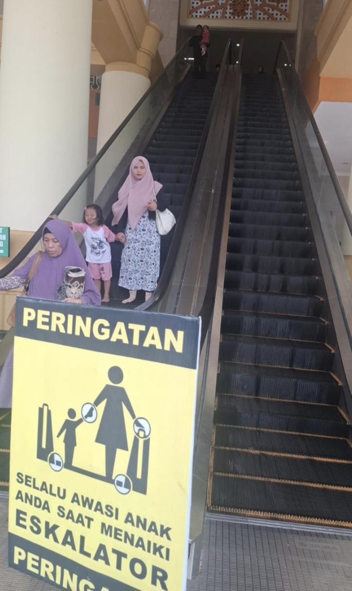 Fasilitas eskalator Masjid Raya Islamic Center (IC) sudah berfungsi. Proyek tahun 2024 ini sempat molor hingga dilakukan adendum sampai empat kali.