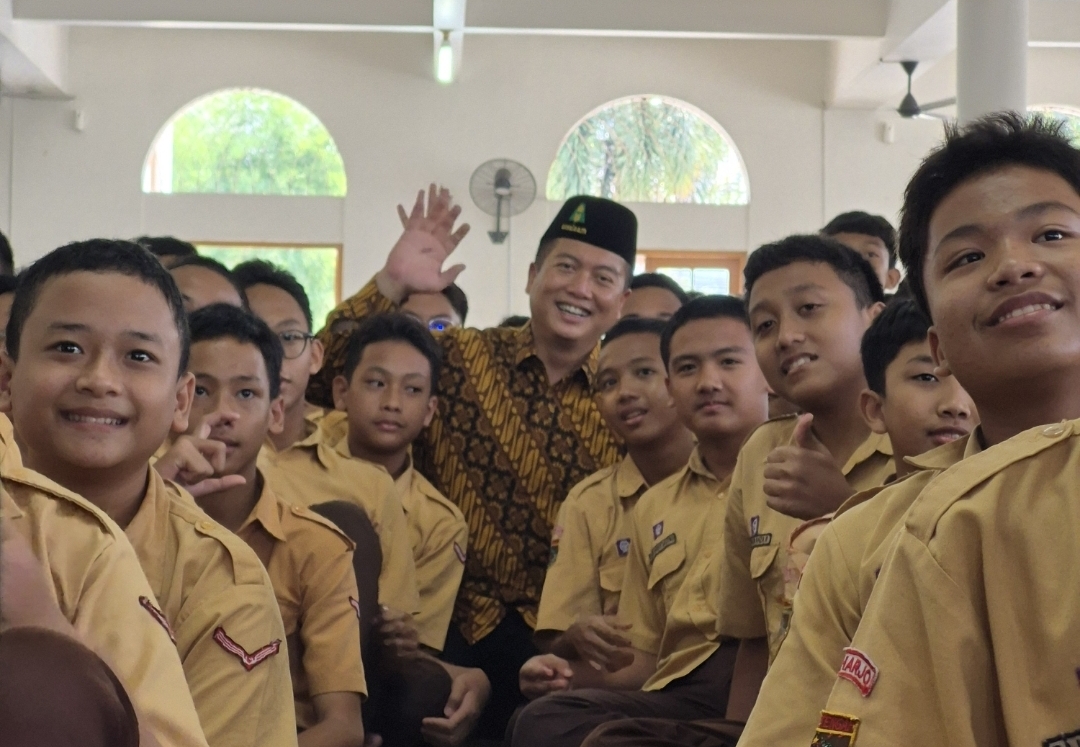 Kehadiran Lalu Muhamad Iqbal, yang merupakan Alumni Angkatan ke-4 PPMI Assalaam, menjadi momen spesial.