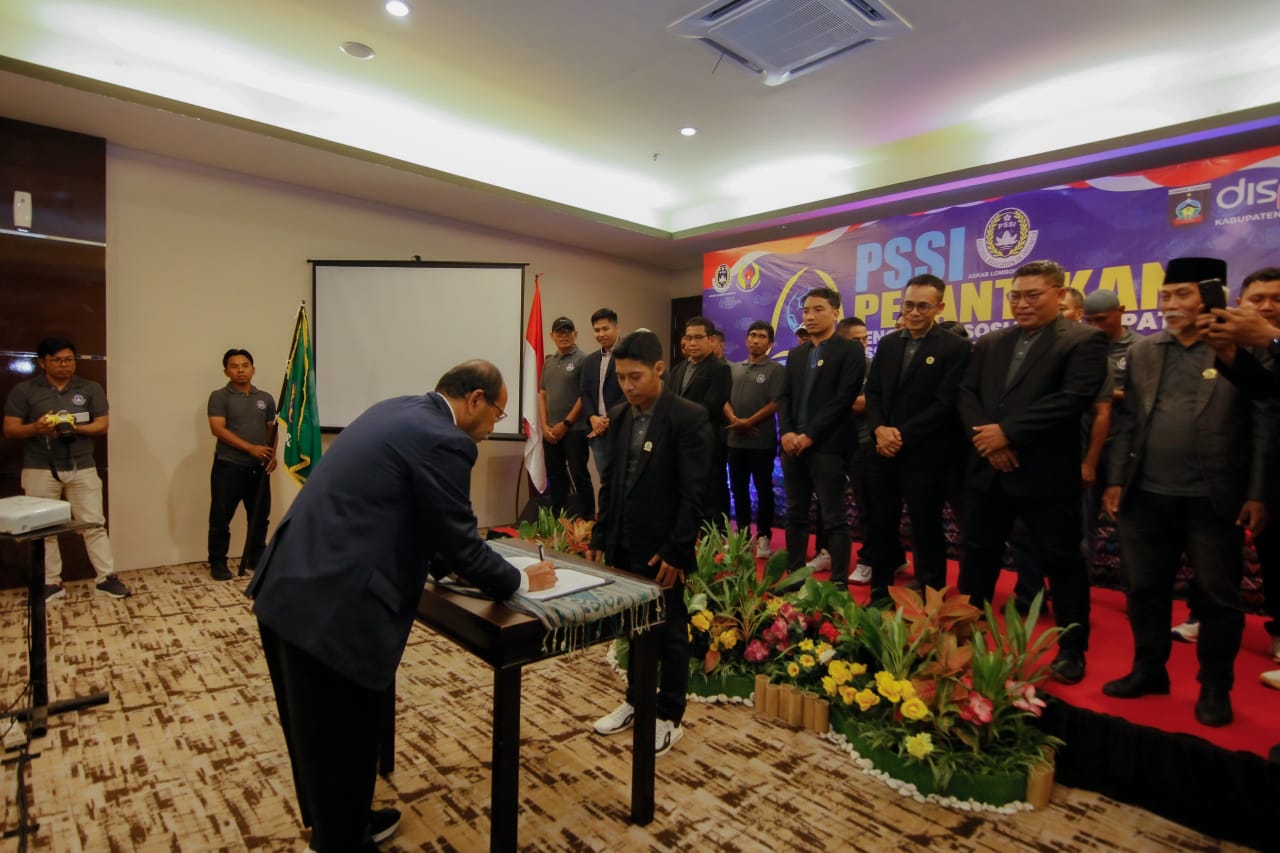 Ketua PSSI Lombok Tengah Irman Jauhari saat mengikuti pelantikan yang dilakukan Sekretaris Asprov PSSI NTB Arbain Ishak.