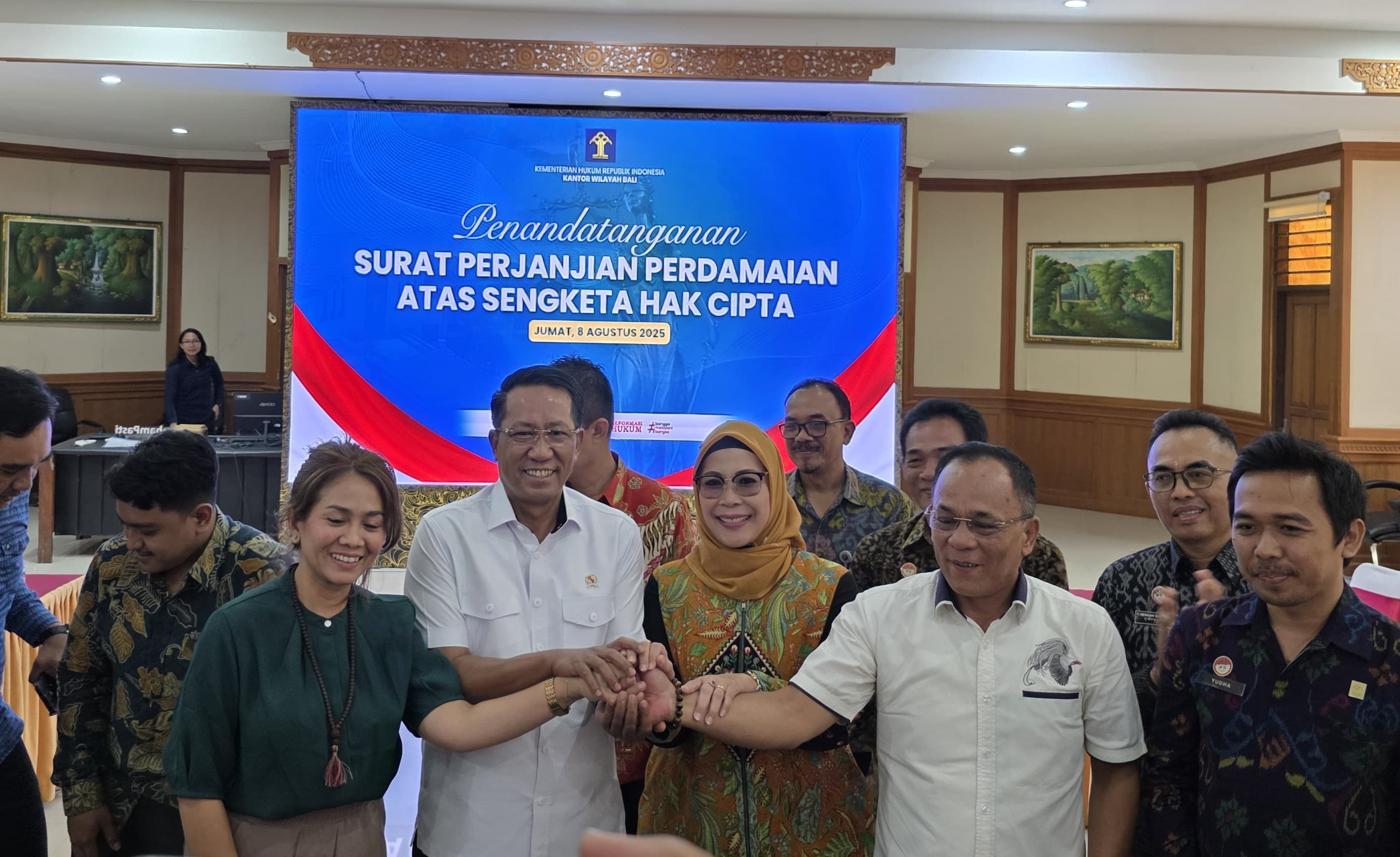 Menkum Supratman Andi Agtas menyaksikan penandatanganan perjanjian damai antara Mie Gacoan dan LMK SELMI di Bali, Jumat (8/8), sebagai wujud penghargaan terhadap hak cipta musik.