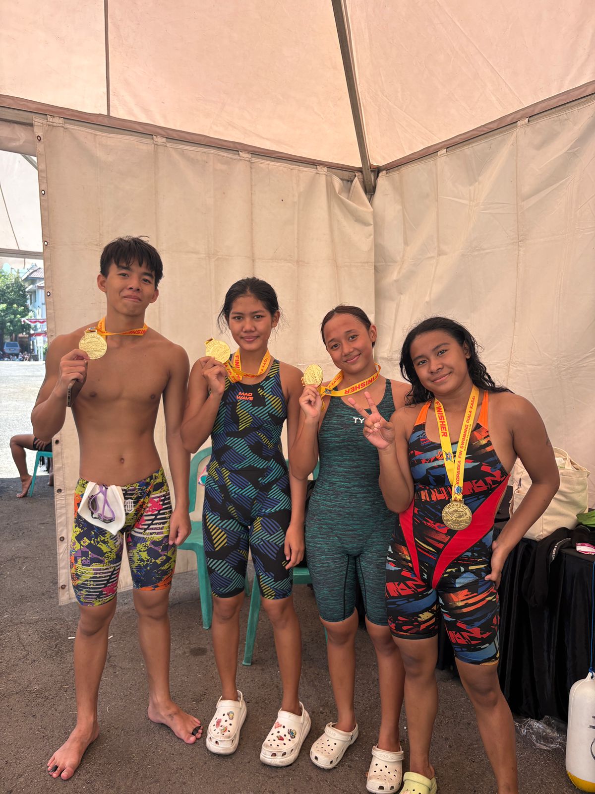 Empat atlet fin swimming NTB berhasil menaklukkan Selat Madura di Extreme Festival 2025.
