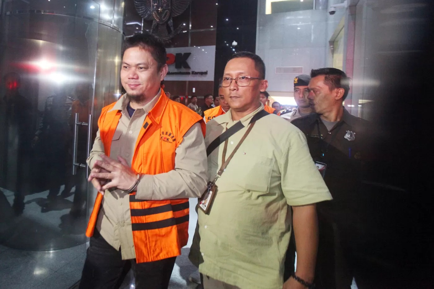 KPK menetapkan Bupati Kolaka Timur Abdul Azis sebagai tersangka terkait kasus pembangunan rumah sakit daerah di Kabupaten Kolaka Timur, Sabtu (8/8/2025). (foto: jawapos.com)