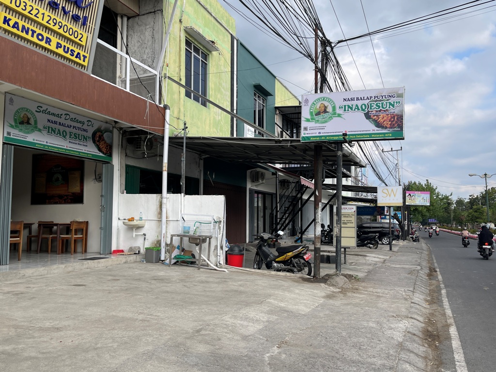 TAMPILAN DEPAN: Tampak depan gerai Nasi Balap Inaq Esun di cabangnya, di jalan Airlangga, Kekalik, Kota Mataram.