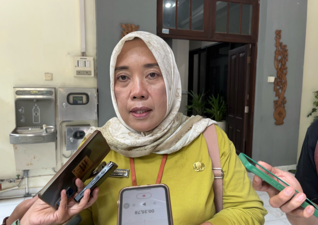 Kepala Dinas Pekerjaan Umum dan Penataan Ruang (PUPR) Kota Mataram Lale Widiahning Atasi Banjir&nbsp;PUPR Targetkan Satu Kolam Retensi per Kecamatan.
