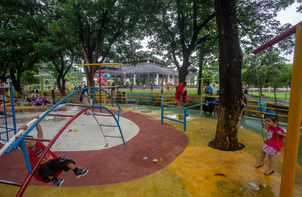 BERSENANG-SENANG : Anak-anak yang sedang bermain di taman bermain RTH Pagutan beberapa waktu lalu.&nbsp;