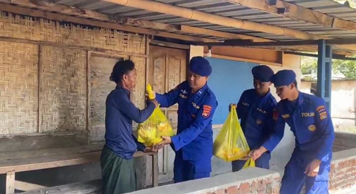 BERBAGI: Anggota Ditpolairud Polda NTB membagikan sembako dan bendera kepada warga Pesisir Sumbawa Barat dan Lombok Barat menyambut HUT RI ke-80.