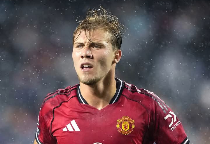 Rasmus Hojlund, pemain Manchester United yang diinginkan AC Milan tapi masih menolak pindah.