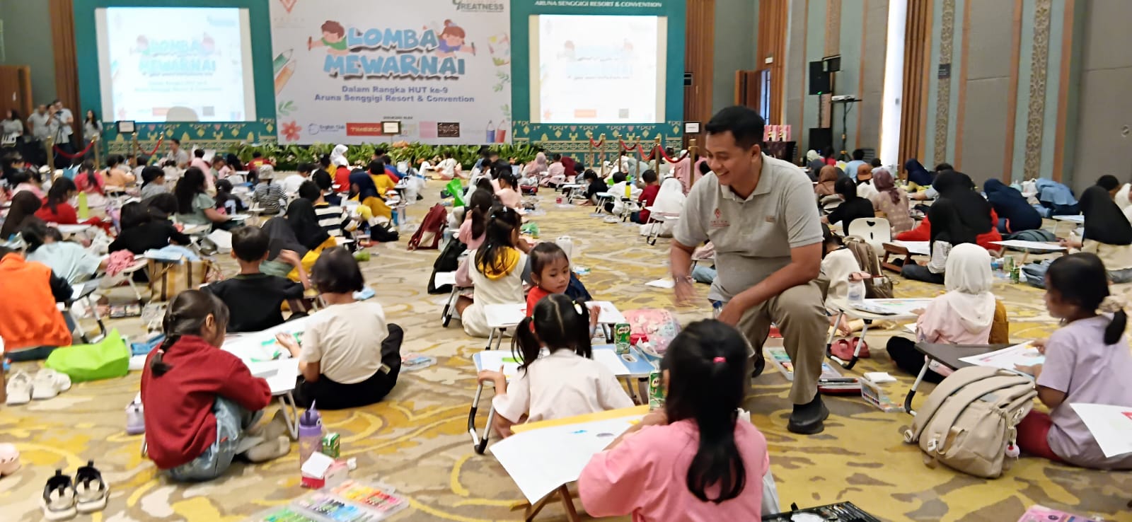LOMBA MEWARNAI: GM Hotel Aruna Senggigi Yeyen Heryawan (tengah) saat melihat anak-anak lagi mewarnai di Ballroom Aruna Senggigi, Minggu (10/8). (NURUL/LOMBOK POST)