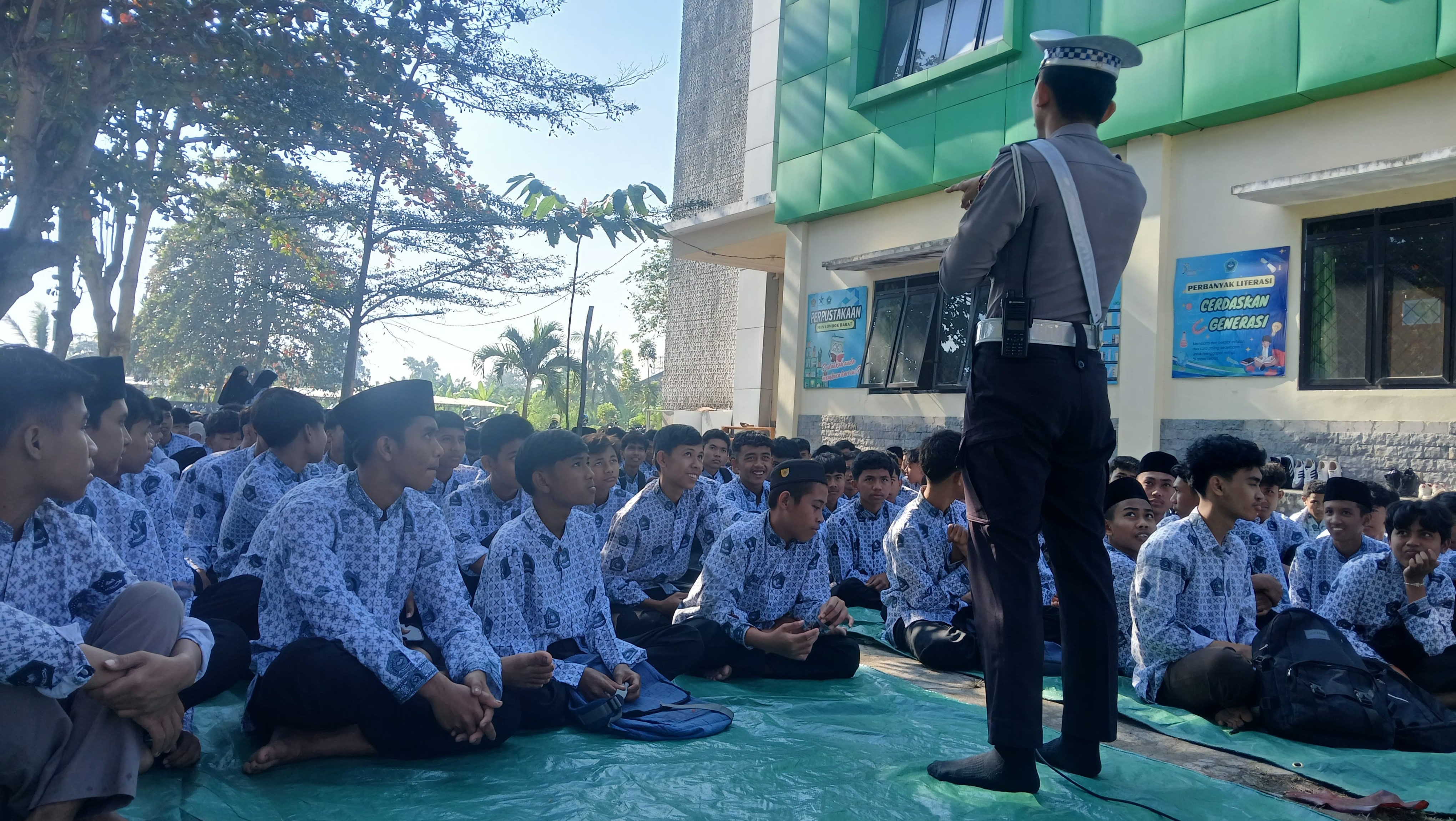 Siswa MAN Lombok Barat sosialisasi safety riding di halaman madrasah setempat.