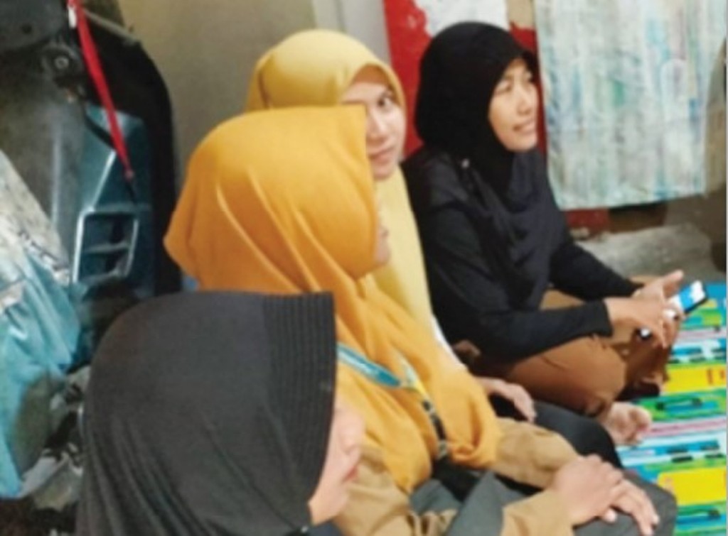 PENDAMPINGAN: Tim dari Puskesmas Badas dan Pemkab Kediri berkunjung ke kediaman Lik dan keluarga di Kecamatan Badas, Kabupaten Kediri.