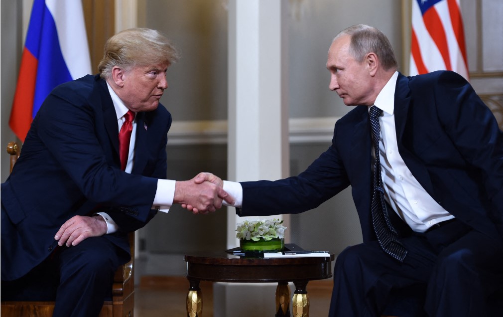 BAKAL BERSUA LAGI: Presiden AS Donald Trump (kiri) dan Presiden Rusia Vladimir Putin bersalaman dalam sebuah pertemuan di Helsinki, Finlandia, pada 16 Juli 2018.