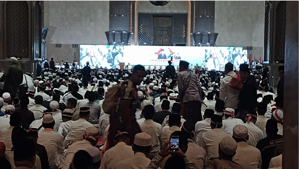 DOAKAN BANGSA: Ribuan jamaah memadati Masjid Istiqlal untuk mengikuti Zikir Kebangsaan dan Ikrar Bela Negara Minggu malam (10/8).