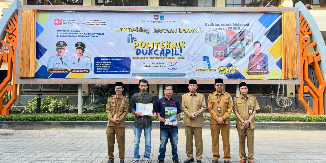 Wakil Wali Kota TGH Mujiburrahman, Sekda Lalu Alwan Basri, Asisten 2 Miftahurrahman, Kadis Dukcapil Mansur, dan warga, berfoto bersama, Senin (11/8)