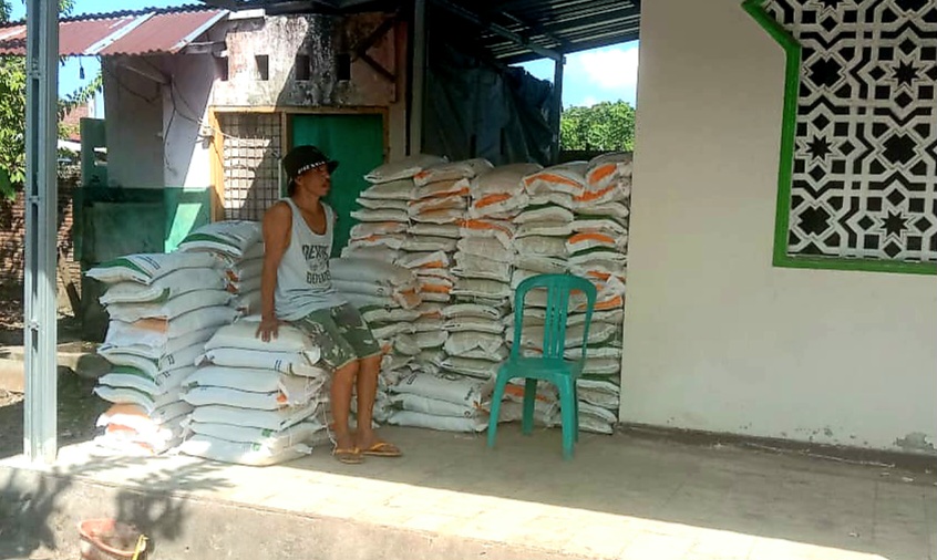 BANYAK POLEMIK: Penyaluran bansos beras di Desa Sesela dan beberapa desa lainnya menuai banyak polemik.
