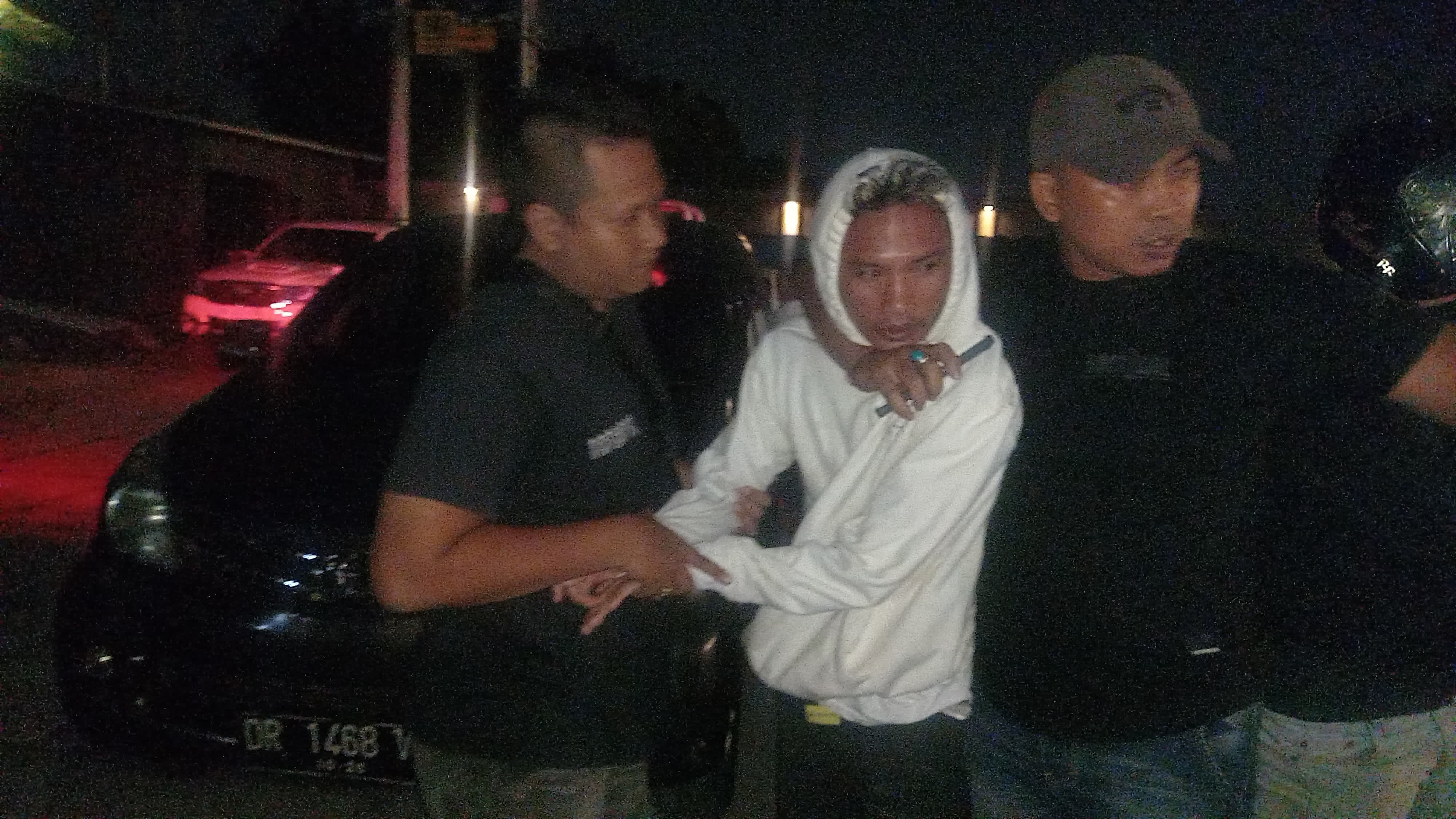 TIDAK BERKUTIK: Pengedar ekstasi dan sabu ke tempat hiburan malam diringkus polisi saat akan mengantarkan narkoba ke pembeli di FD Entertainment, Jalan Gora, Selagalas, Mataram, Mi