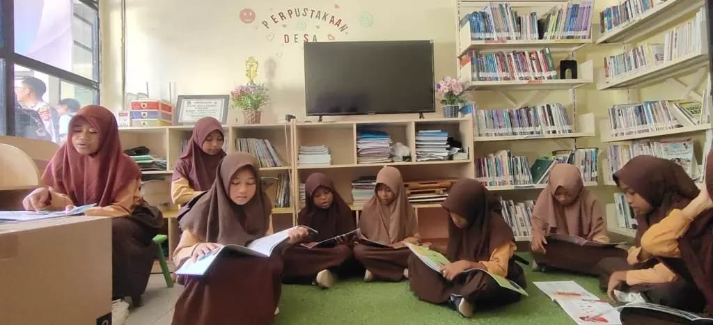 TEMPAT MEMBACA: Para siswa salah satu SD di Lombok Utara membaca buku di perpustakaan, beberapa waktu lalu.
