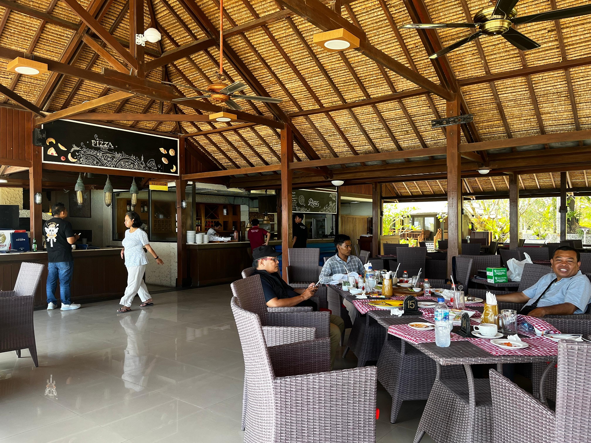 Suasana resto yang terlihat lengang di Hotel Merumatta, Lombok Barat.