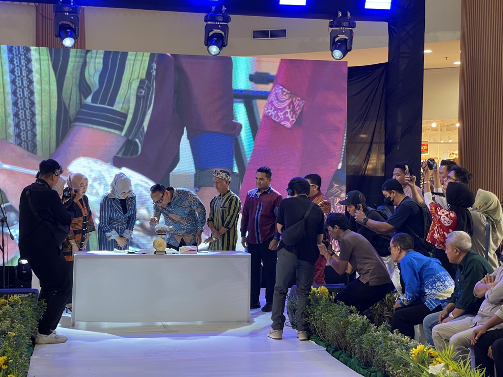 ANTUSIAS: Wali Kota Mataram Mohan Roliskana didampingi Ketua Dekranasda Kinnastri Mohan Roliskana melakukan prosesi penyuntikan nukleus kerang, Sabtu malam (9/8).