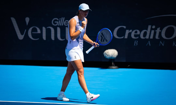 Iga Swiatek lolos ke putaran empat Cincinnati Open karena Marta Kostyuk mundur karena cedera pergelangan tangan.