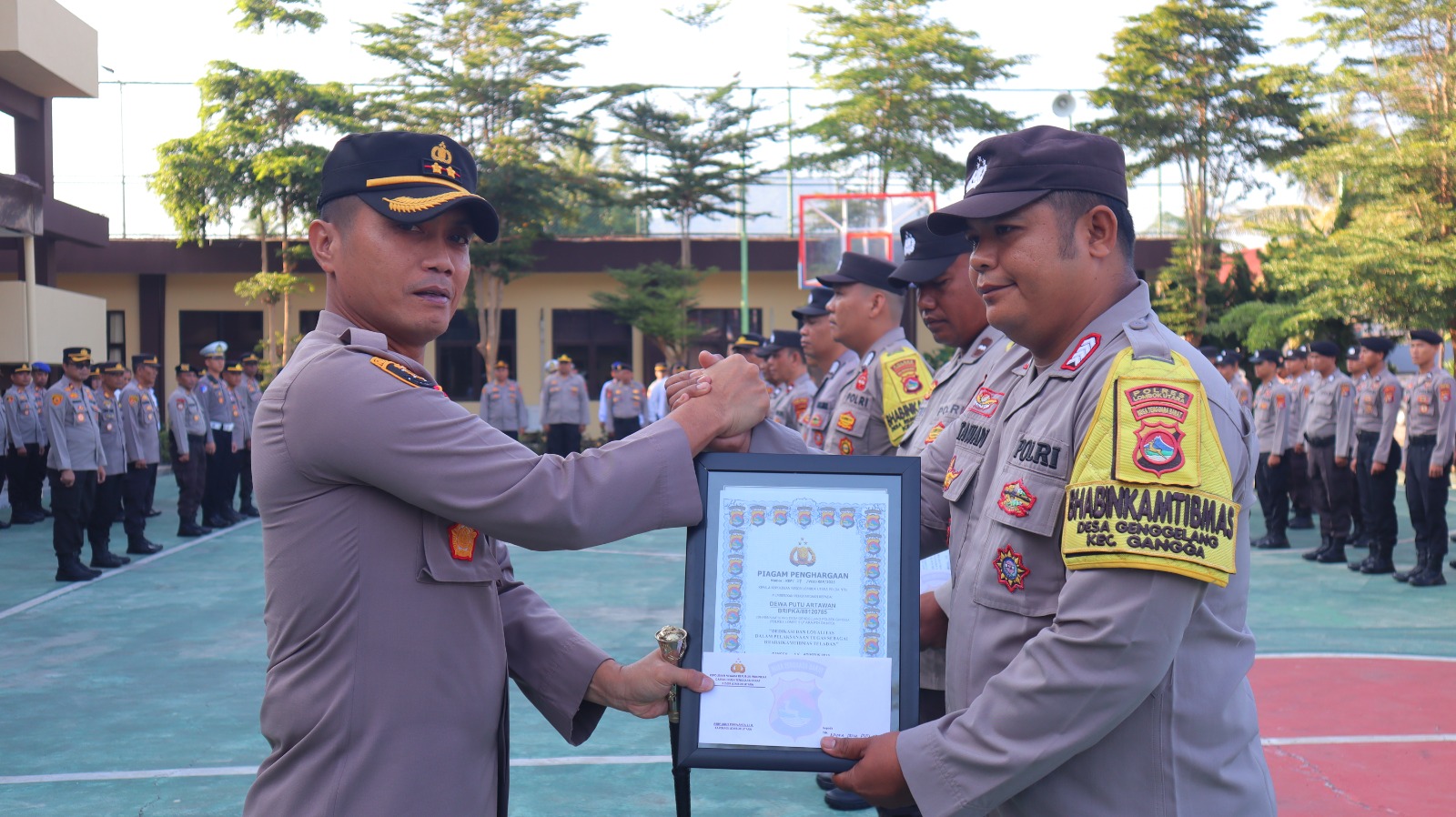 DAPAT REWARD: Kapolres memberikan penghargaan kepada delapan personel berprestasi kemarin