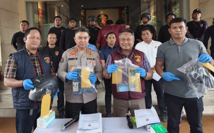 Konperensi pers di Polda Sumut, Minggu 10 Agustus 2025 terkait penangkapan sindikat modus ganjal ATM antar provinsi.
