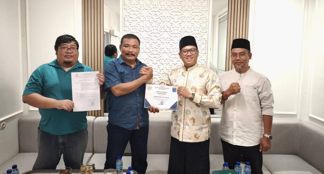 Ketua IPSI Kota Mataram Zia Urahmaan menyerahkan sertifikat keanggotaan kepada Mayor Inf A. Mujiono, Pasi Ops Kodim 1606/Mataram, Minggu malam (10/8).&nbsp;