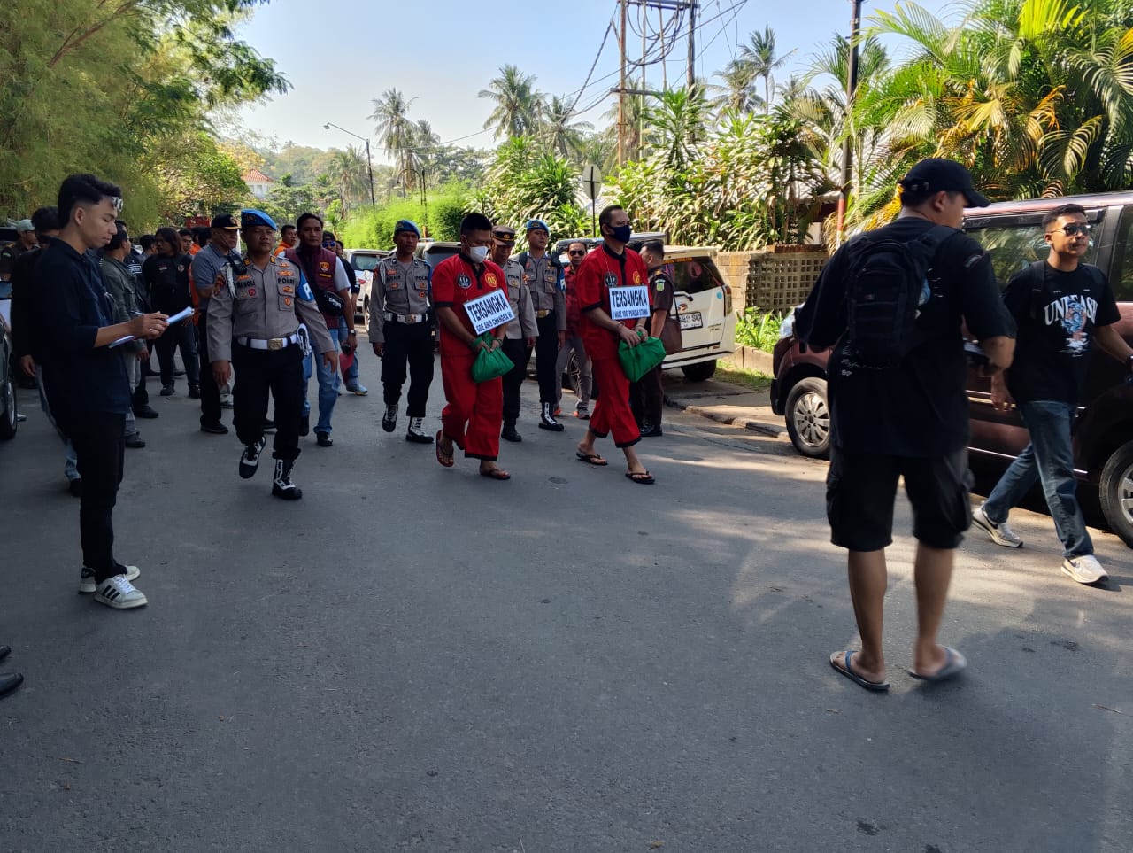 REKONSTRUKSI: Dua tersangka kasus kematian Brigadir Nurhadi Kompol Yogi dan Ipda Haris berjalan saat melakukan rekonstruksi di Senggigi, Lombok Barat (Lobar), Senin (11/8).