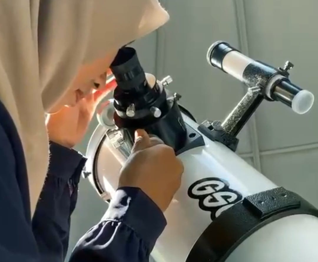 Seorang Santri Menggunakan Teleskop Peradaban Hadir di Pesantren Alam Sayang Ibu Dasan Geria Lombok Barat, Ajak Santri Jelajahi Langit.