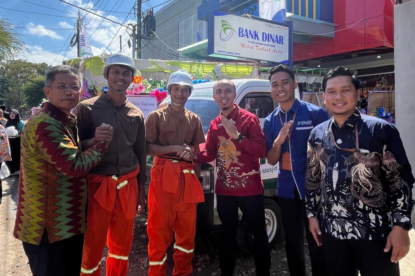 KADO SPESIAL: Direktur Kepatuhan Bank Dinar Zaki Zamani (tiga dari kanan) menyerahkan secara simbolis kunci motor kepada guru ngaji penerima bantuan pada peresmian Kantor Cabang Tente, Kamis (7/8).