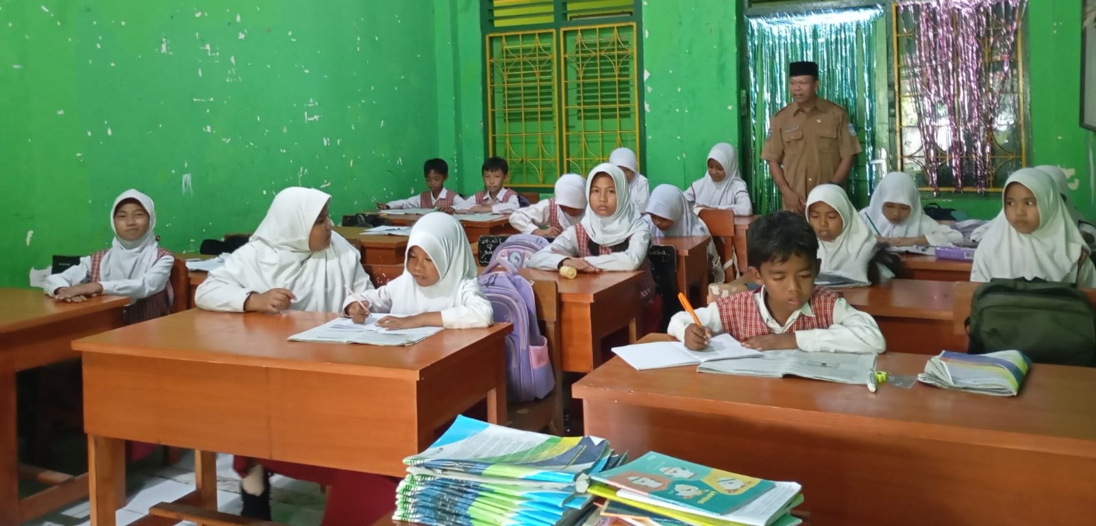 Murid SDN 27 Cakranegara belajar di gudang yang disulap jadi ruang kelas, Senin (11/8).