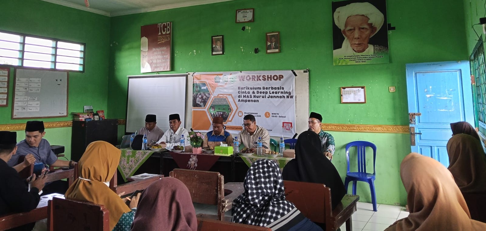 Para guru MA Nurul Jannah NWDI Ampenan mengikuti workshop kurikulum berbasis Cinta dan deep learning.