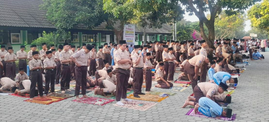 Siswa MTsN 2 Mataram  melaksanakan salat duha pada program beribadah, literasi, dan membaca Alquran.