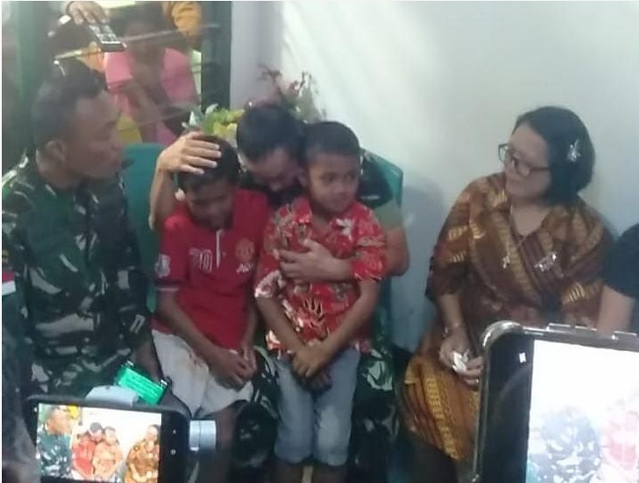 HARAPAN KELUARGA: Pangdam IX/Udayana Mayjen TNI Piek Budyakto merangkul dua adik Prada Lucky Chepril Saputra Namo di Asrama TNI Kuanino, Kota Kupang, Senin (11/8).