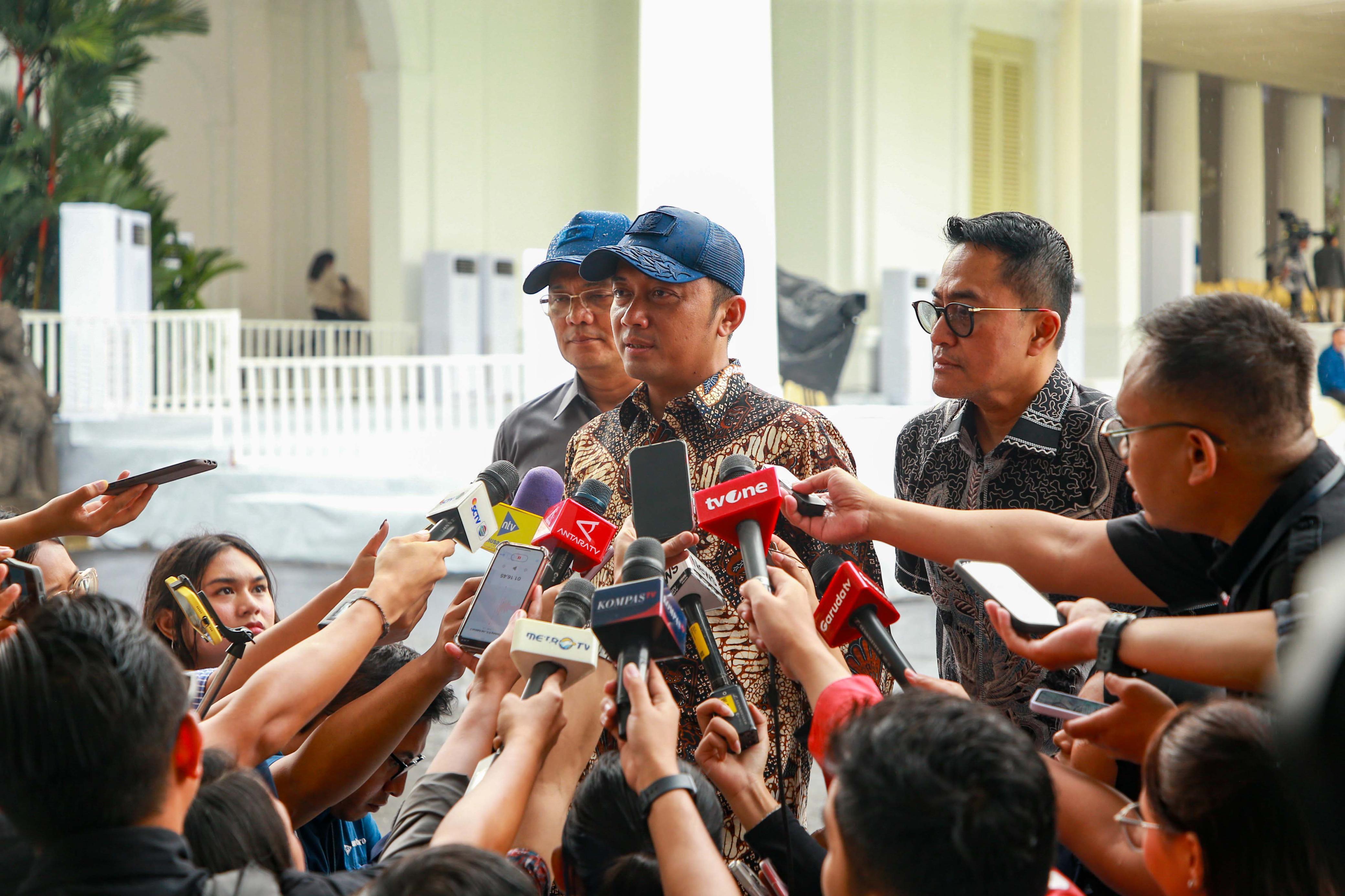 Mensesneg Prasetyo Hadi saat memberikan keterangannya kepada awak media, Selasa (12/8).