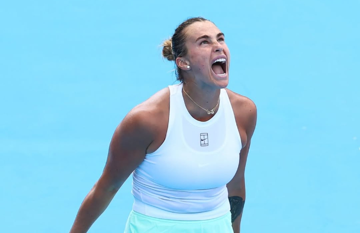 Aryna Sabalenka kalahkan Emma Raducanu di Cincinnati Open 2025 lewat laga dramatis 3 jam. Tiebreak set ketiga jadi penentu kemenangan.