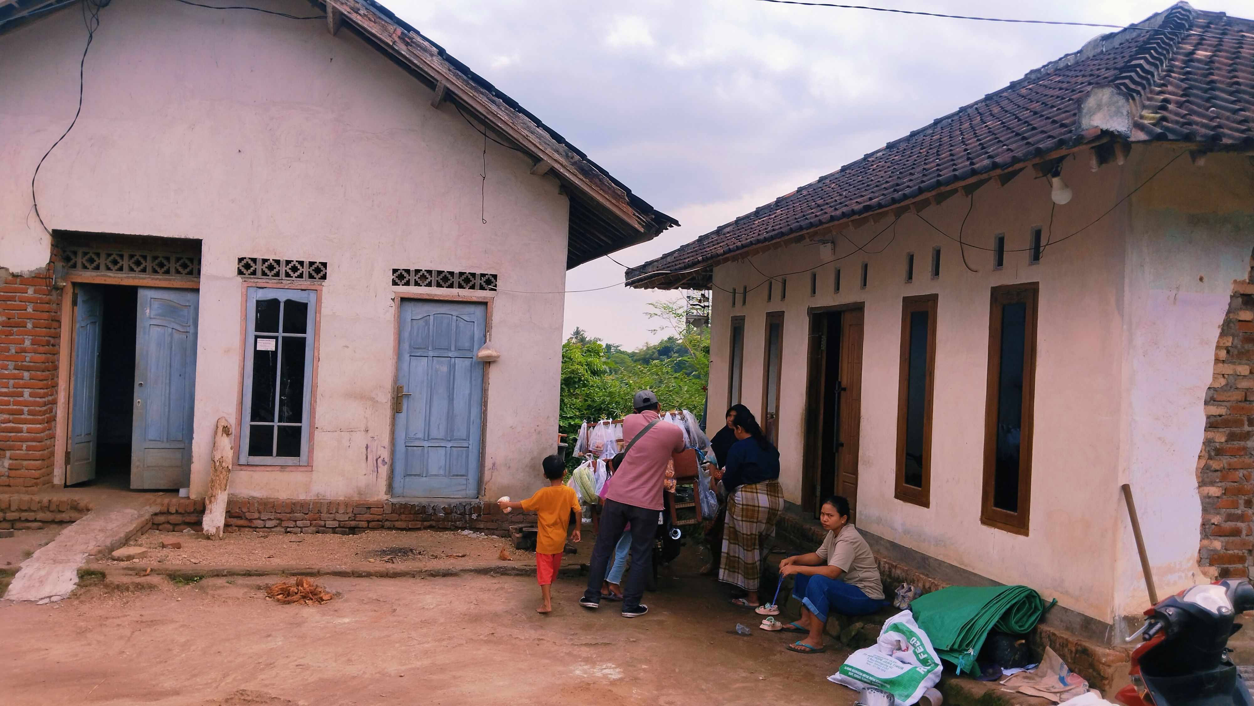 ejumlah ibu-ibu sedang berbelanja pada pedagang sayur yang berjualan ke kediaman mereka di Desa Taman Indah, Pringgarata, Lombok Tengah. Tempat ini menjadi lokasi pembangunan sekolah rakyat