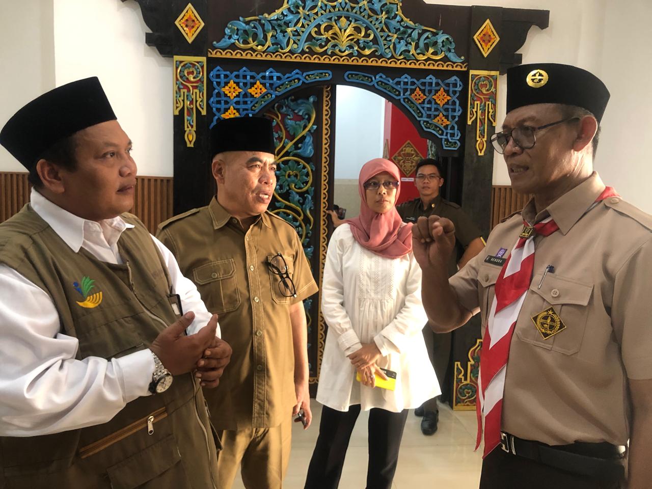 KOORDINASI: Kepala Sentra Paramita Mataram Arif Rohman (kiri), Kepala Dinsos Lobar Lalu Winengan (dua dari kiri) dan Kepala Dikbud Lobar M Hendrayadi (kanan) berdiskusi.