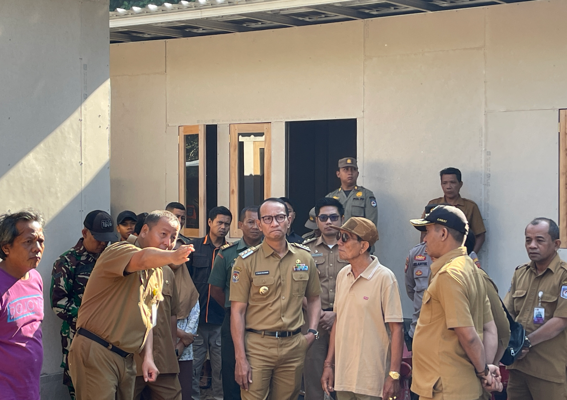 Wali Kota Mataram Mohan Roliskana, Kepala Dinas Perumahan dan Kawasan Permukiman Nazaruddin Fikri, Amrul, dan sejumlah pejabat lainnya mengecek kondisi Huntara di Pamotan, Selasa (12/8).