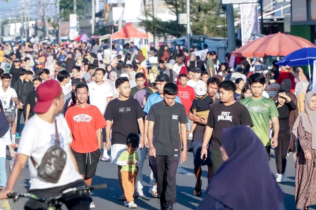 SELALU RAMAI: Warga memenuhi jalur CFD di sepanjang Jalan Kota Tanjung. CFD disebut berdampak positif dalam meningkatkan ekonomi masyarakat