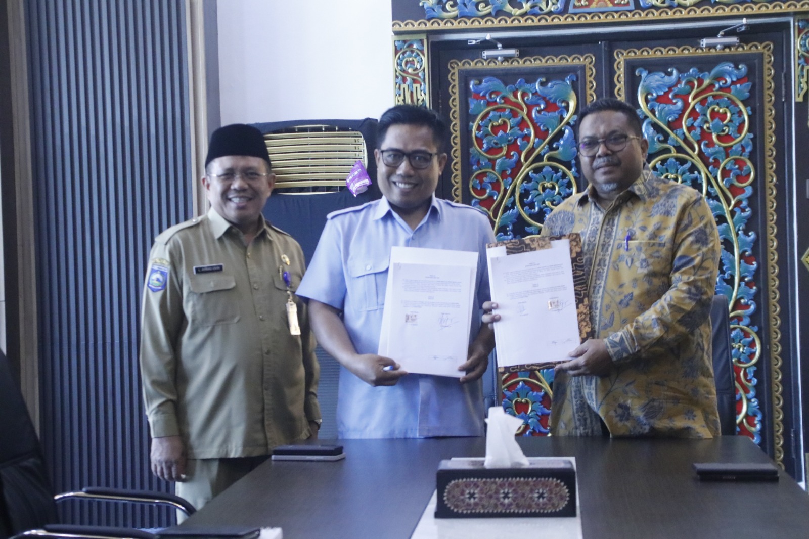 JALIN KERJA SAMA: Bupati Lobar Lalu Ahmad Zaini bersama Dirut PT AMGM Sudirman dan Ketua Yayasan Pendidikan Tirta Dharma PAMSI Muslih Abdurrahman sepakat jalin kerja sama.