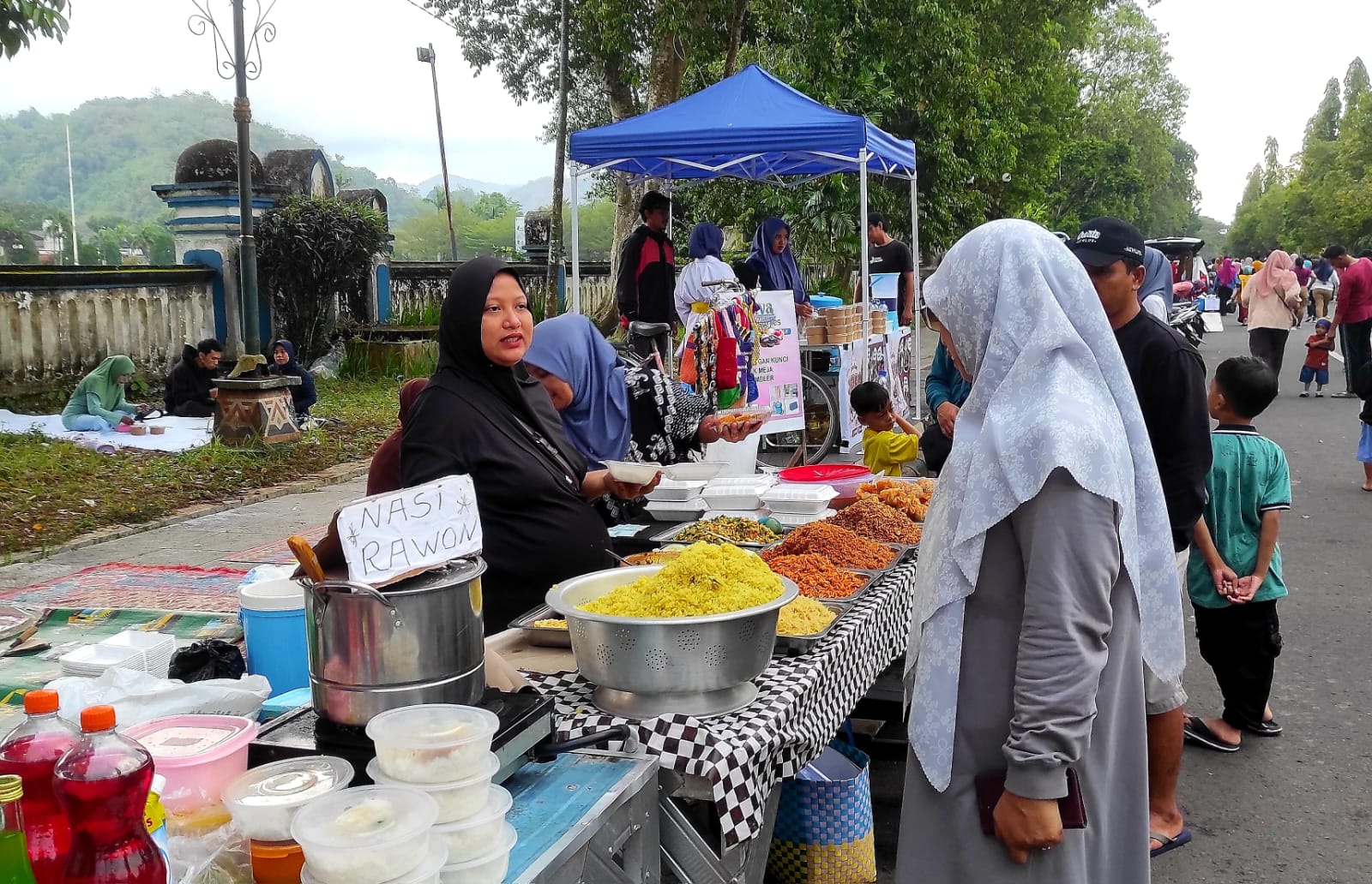 MENGGODA: Nasi Kuning BiDu menjadi salah satu daya tarik orang datang ke CFD Kota Gerung setiap Minggu pagi.