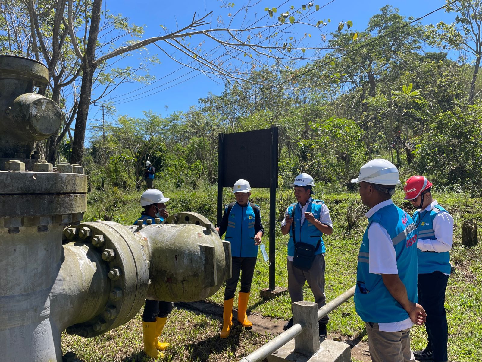 PLN UIP Nusa mengajak jurnalis Ngada meninjau proyek PLTP Mataloko 2x10 MW.